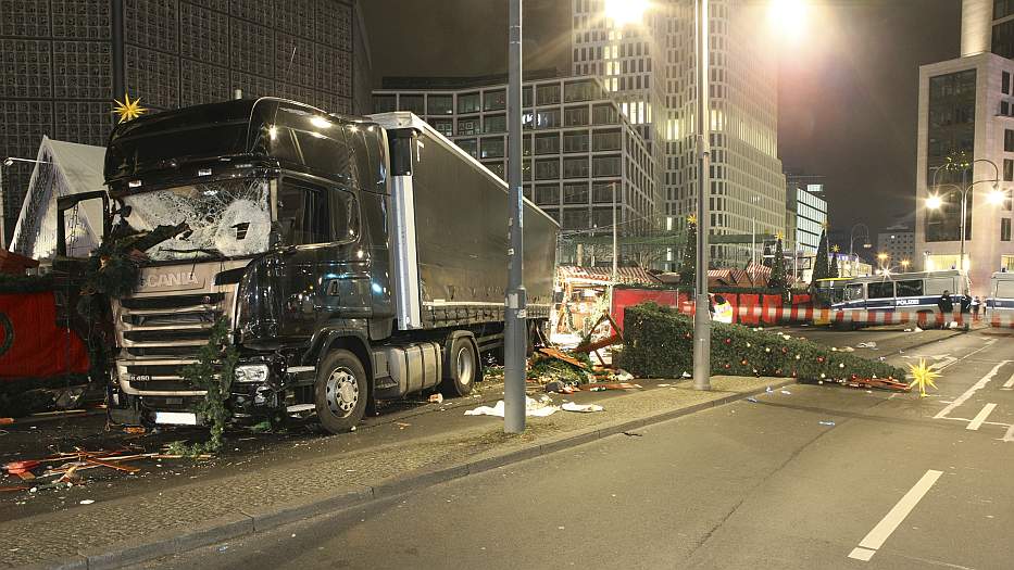 demoliertes Tatfahrzeug (LKW) auf dem Berliner Breitscheidplatz (verweist auf: LKW Breitscheidplatz)